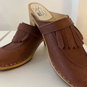 Maguba Sweden Leather Wood Stockholm Clogs Cognac Kiltie Fringe Euro 39 US 8.5